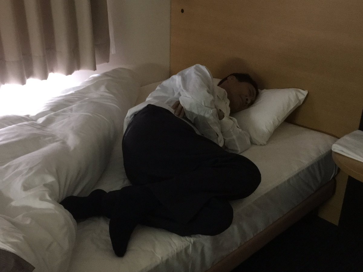 Mr. Hata's son whom he's not seen in 30 yrs arrives in 2 hrs. Worn out from prep, he takes nap at inn near station. https://t.co/stStvFnwNm
